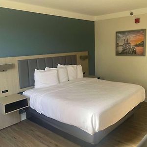 One-Bedroom King Suite Bath Tub Mobility or Hearing Accessible Non-Smoking
